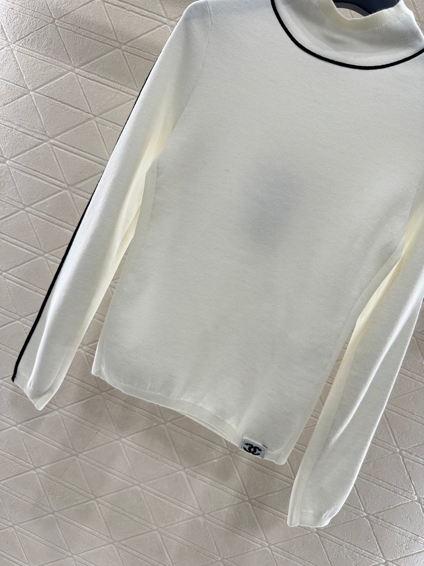 Small high neck knitted pullover sweater