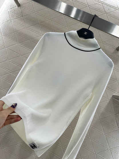 Small high neck knitted pullover sweater