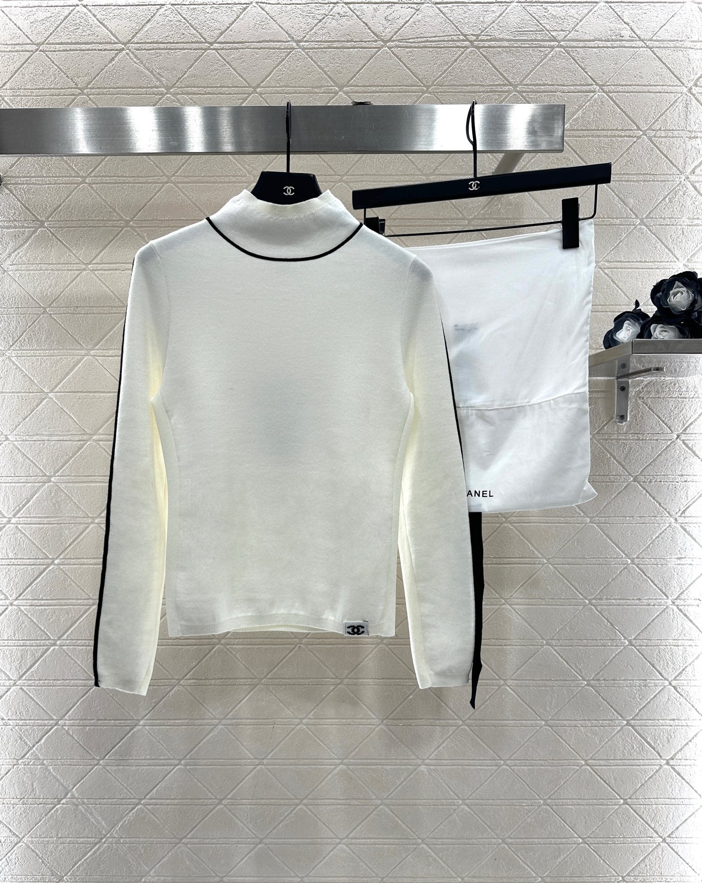 Small high neck knitted pullover sweater