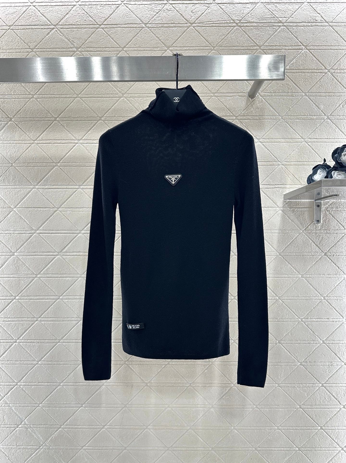 Tailored triangle logo high neck base shirt