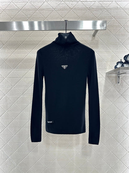 Tailored triangle logo high neck base shirt