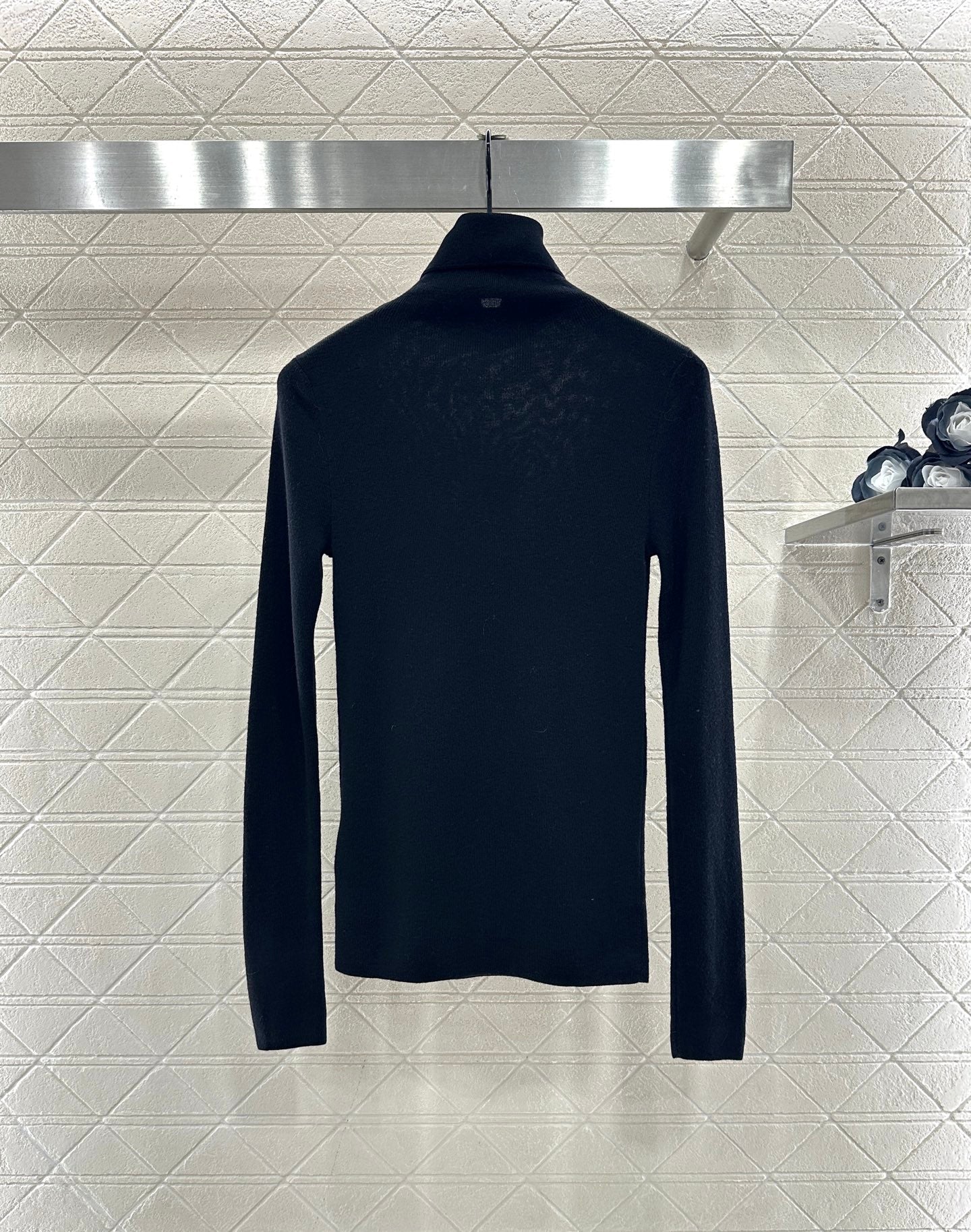 Tailored triangle logo high neck base shirt