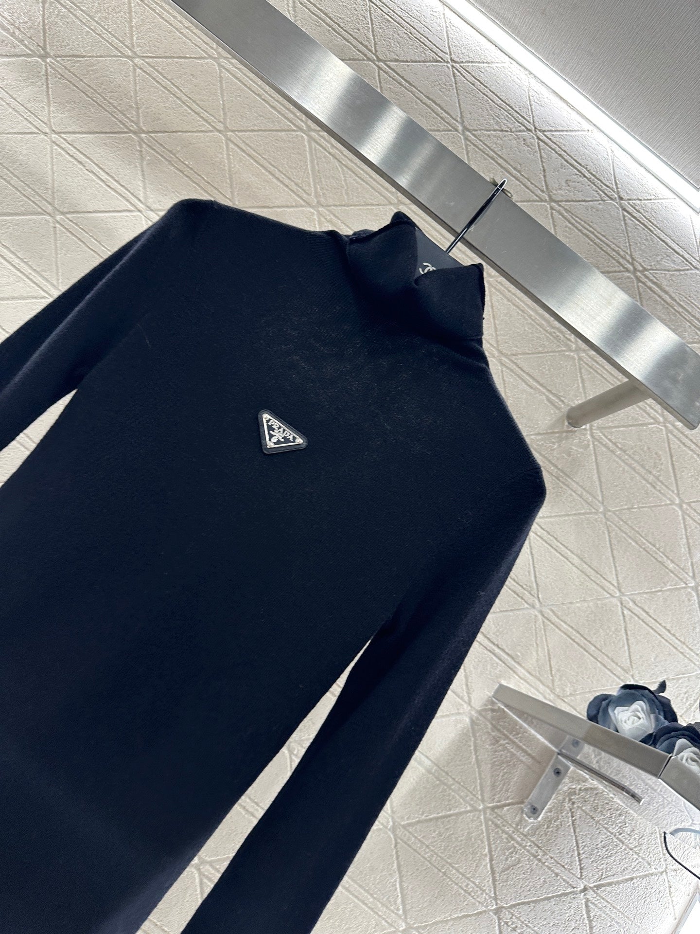 Tailored triangle logo high neck base shirt