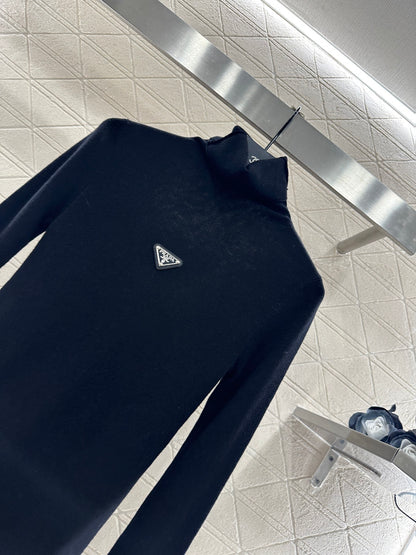 Tailored triangle logo high neck base shirt