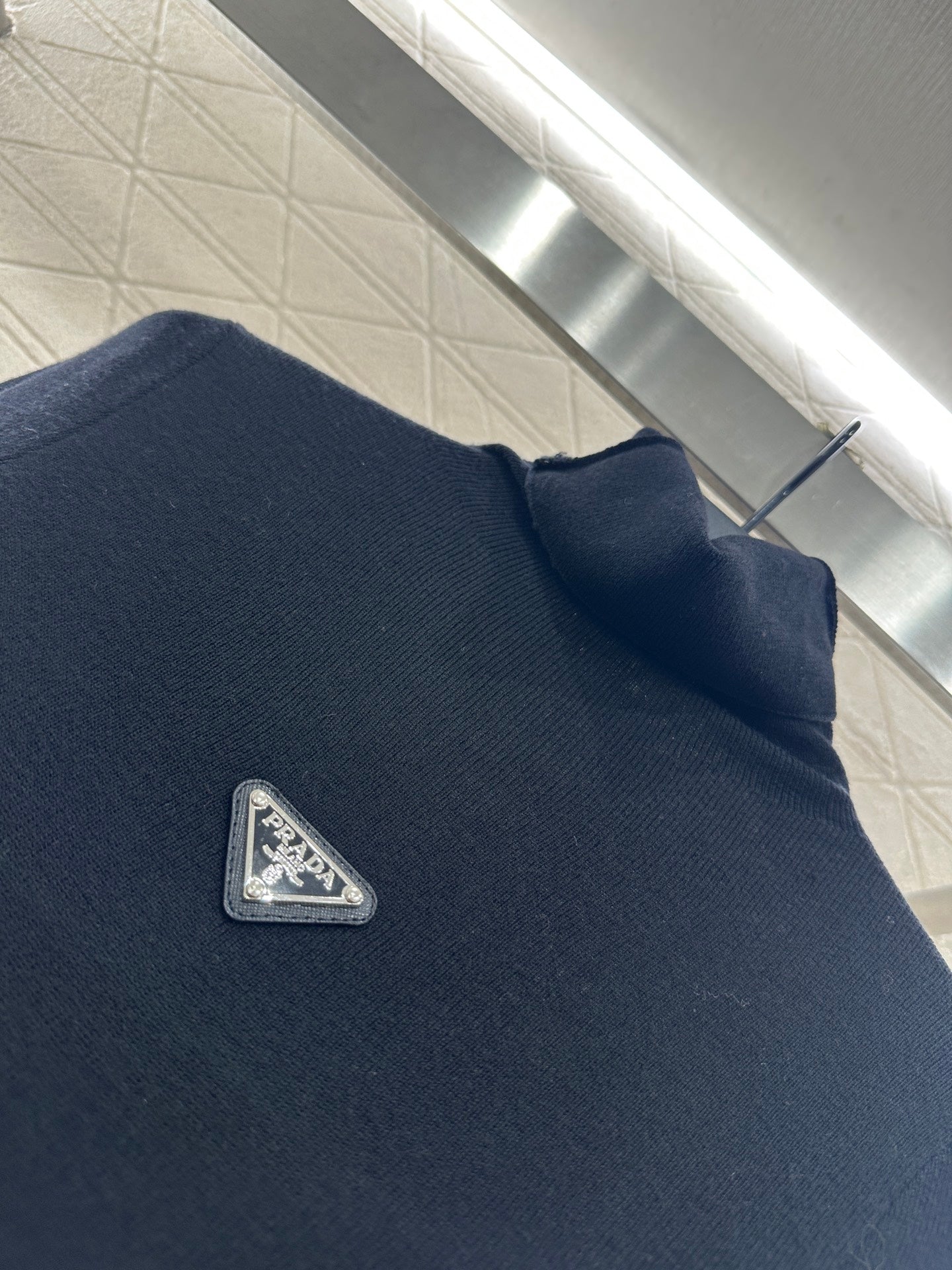 Tailored triangle logo high neck base shirt