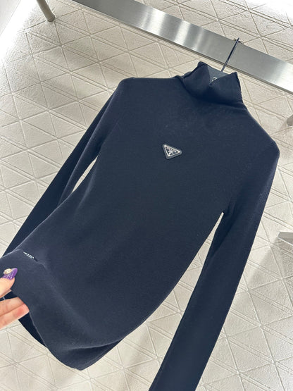 Tailored triangle logo high neck base shirt