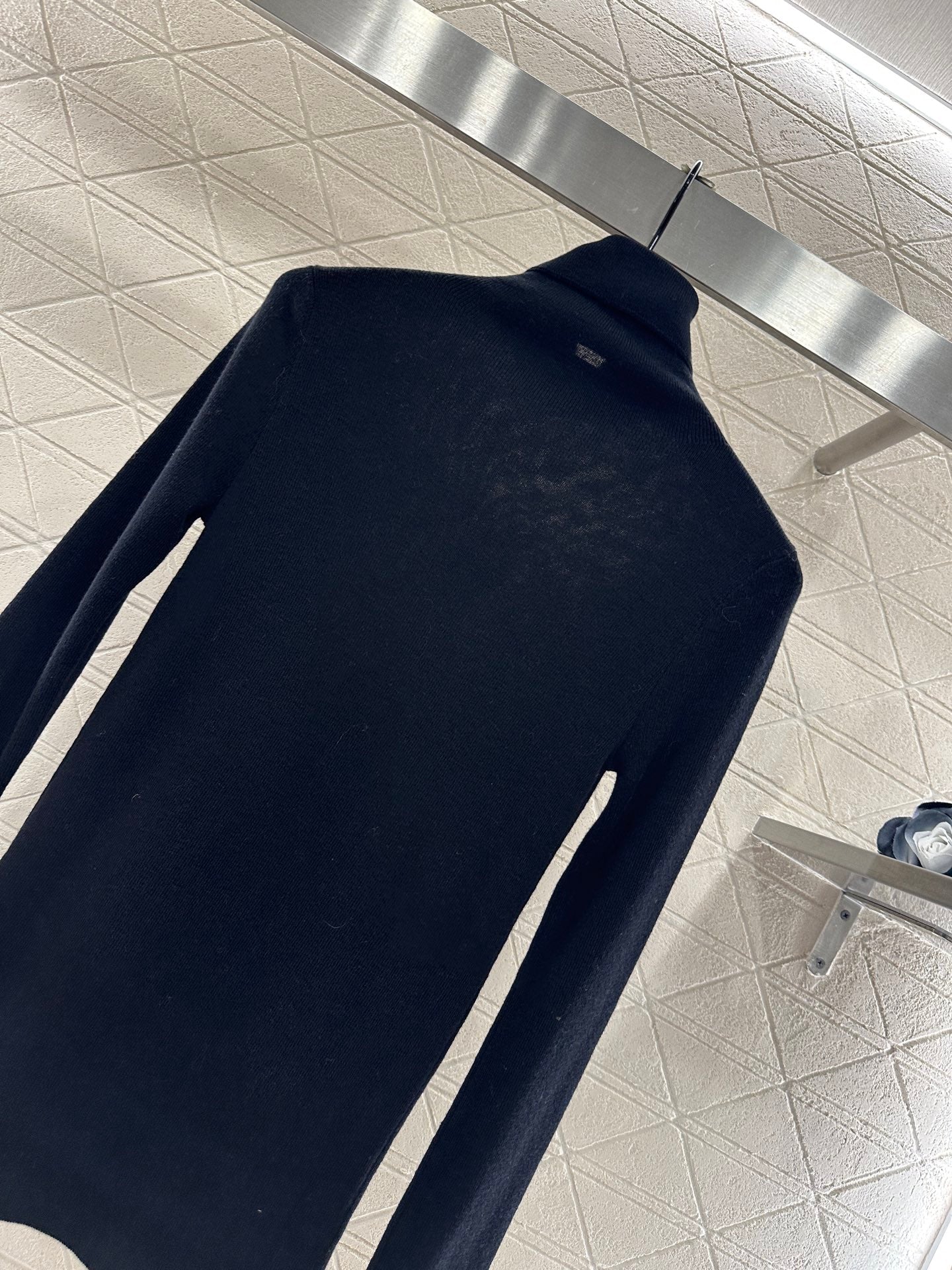 Tailored triangle logo high neck base shirt