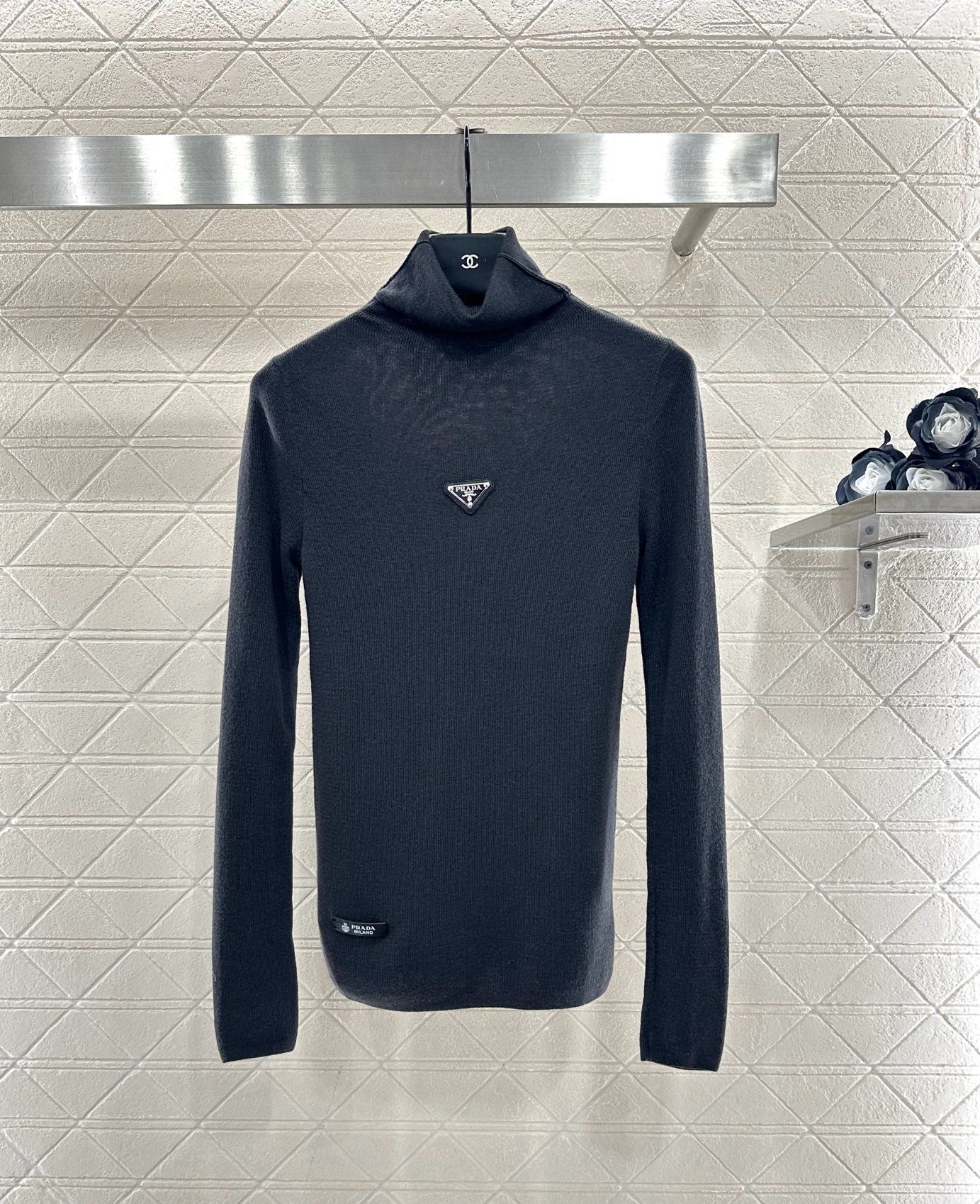 Tailored triangle logo high neck base shirt