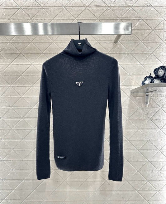 Tailored triangle logo high neck base shirt