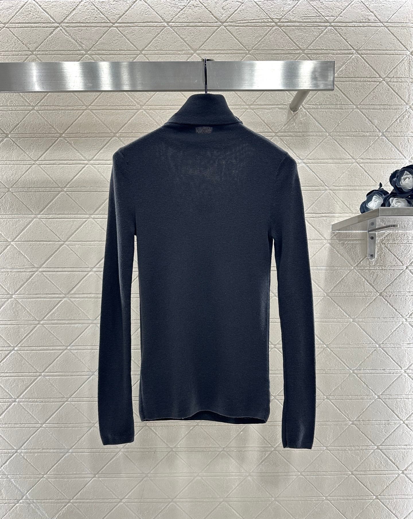 Tailored triangle logo high neck base shirt