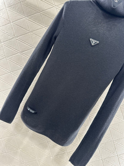 Tailored triangle logo high neck base shirt