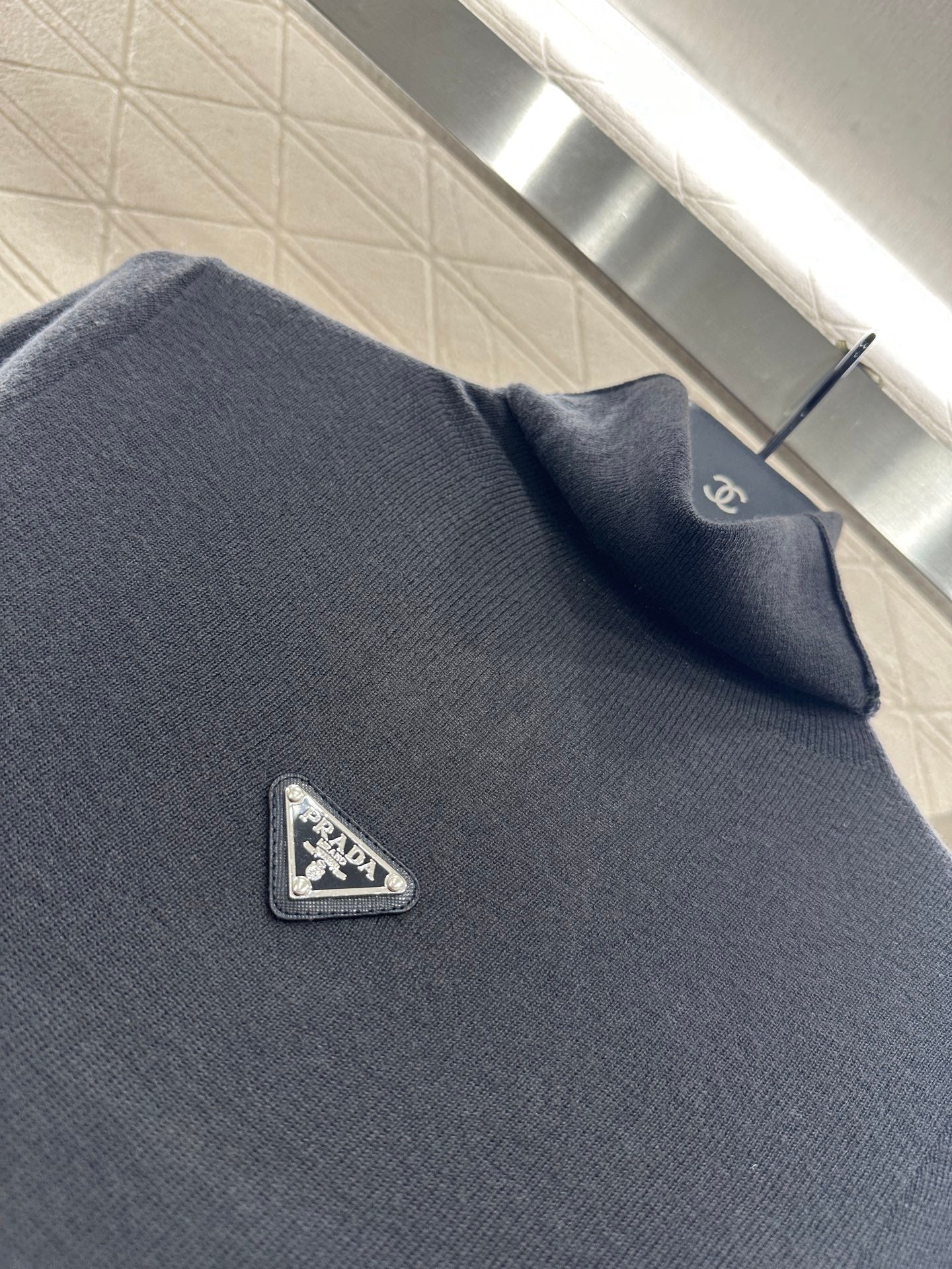 Tailored triangle logo high neck base shirt