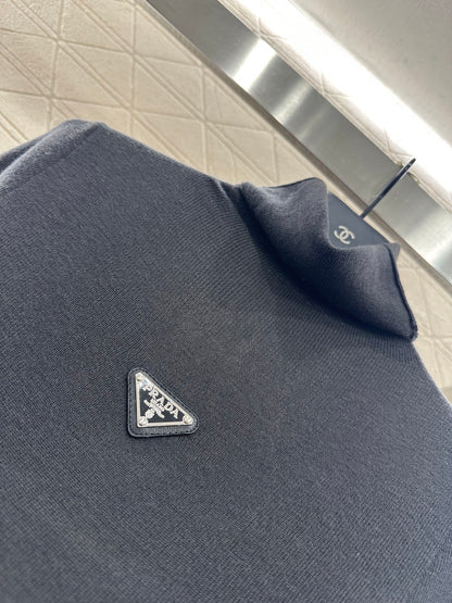 Tailored triangle logo high neck base shirt