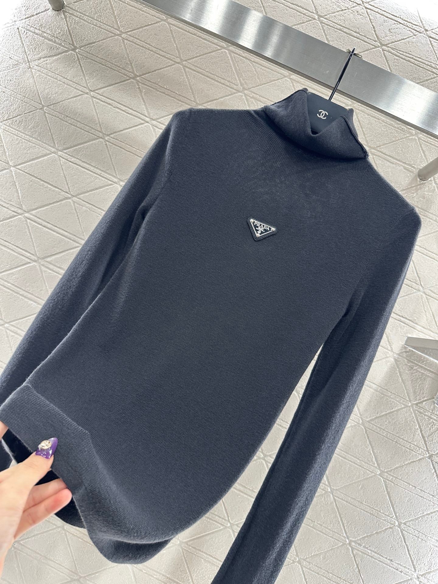 Tailored triangle logo high neck base shirt