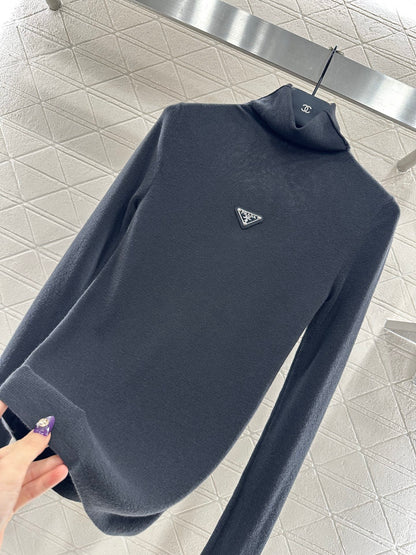 Tailored triangle logo high neck base shirt