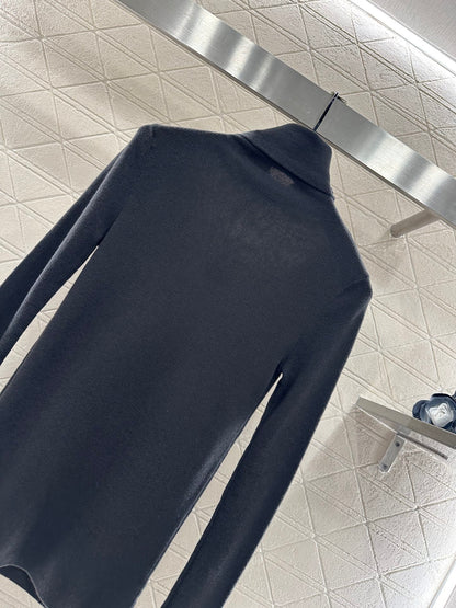 Tailored triangle logo high neck base shirt