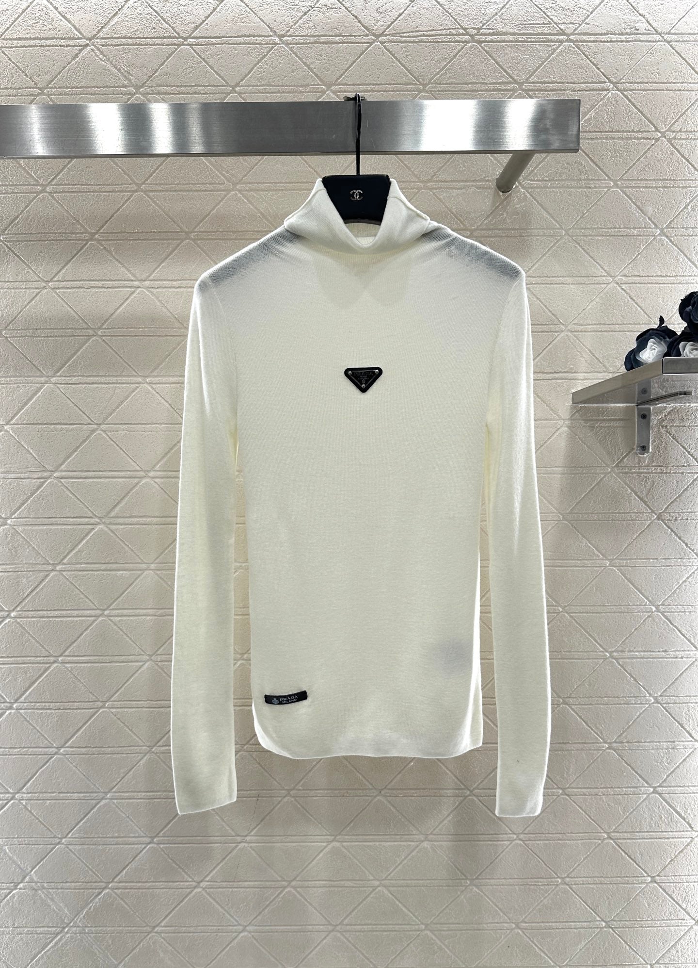 Tailored triangle logo high neck base shirt