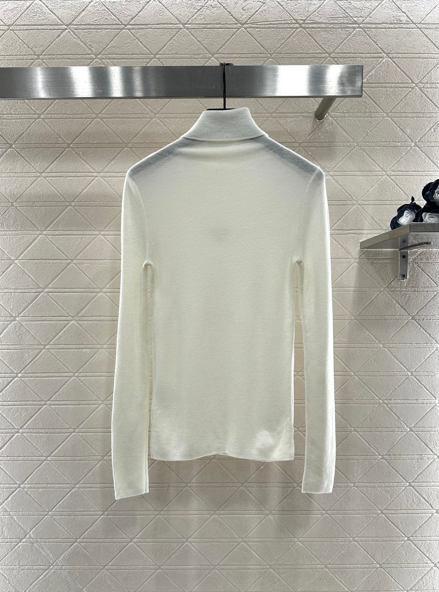 Tailored triangle logo high neck base shirt