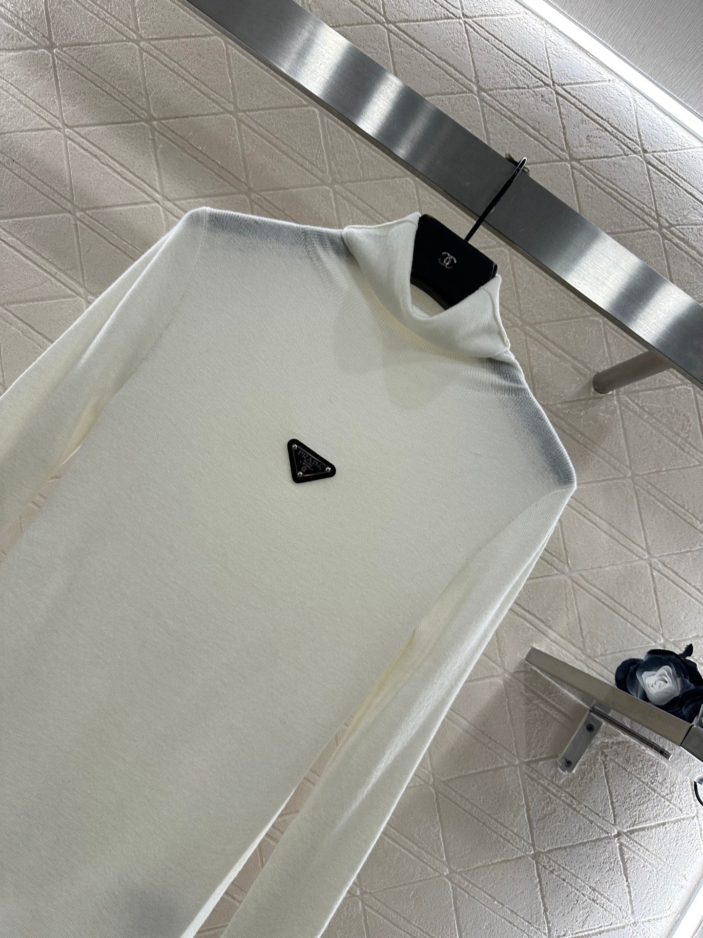 Tailored triangle logo high neck base shirt