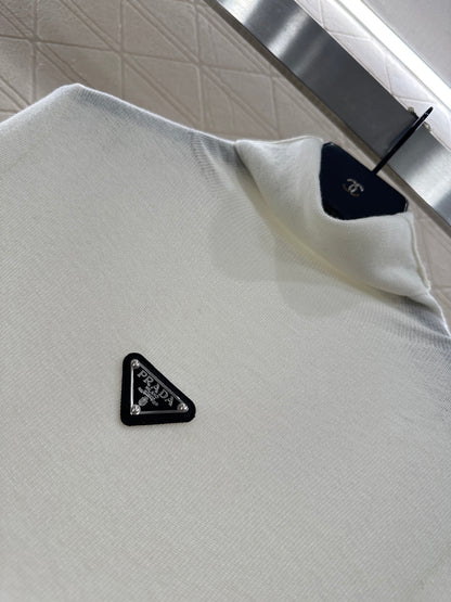 Tailored triangle logo high neck base shirt