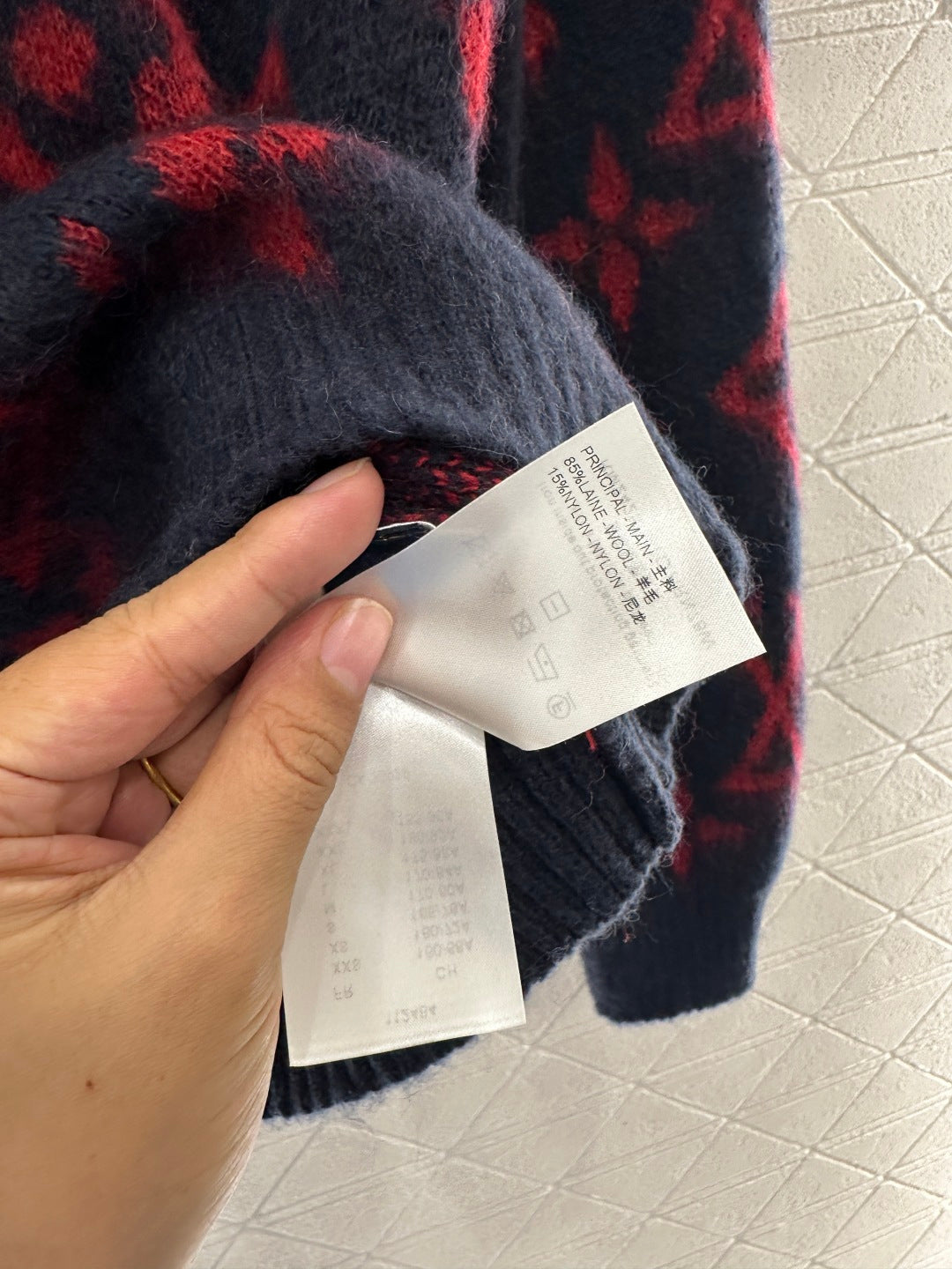 Round neck jacquard sweater