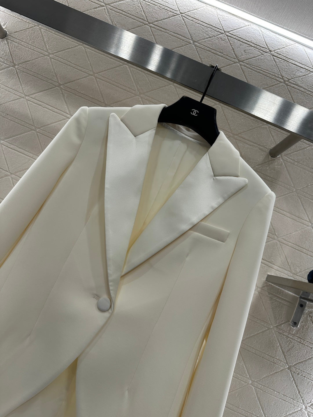 Collar and waist cinched suit jacket