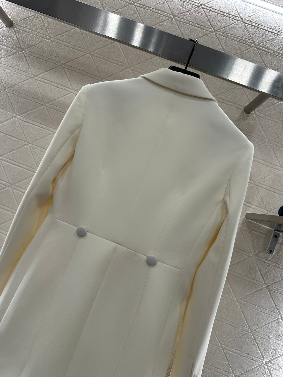 Collar and waist cinched suit jacket