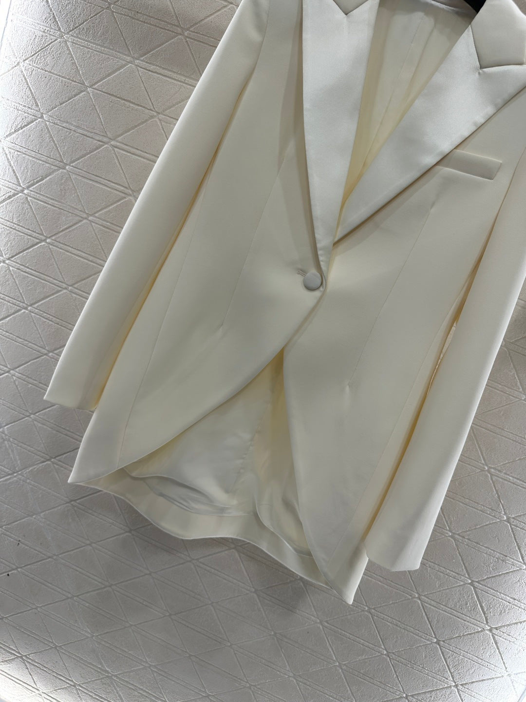 Collar and waist cinched suit jacket