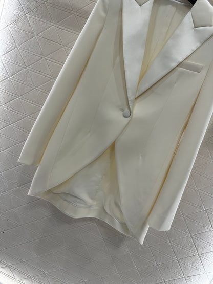 Collar and waist cinched suit jacket