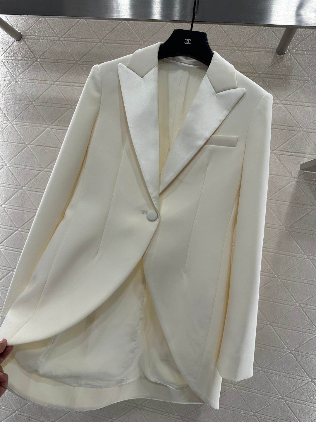 Collar and waist cinched suit jacket