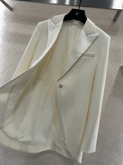 Collar and waist cinched suit jacket