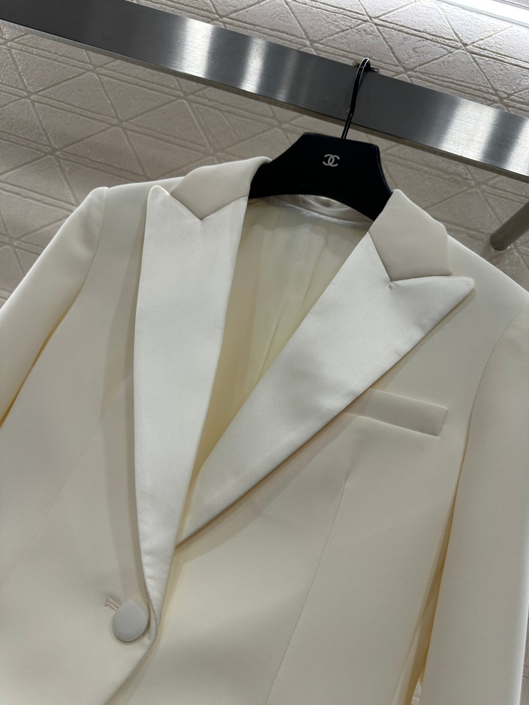 Collar and waist cinched suit jacket