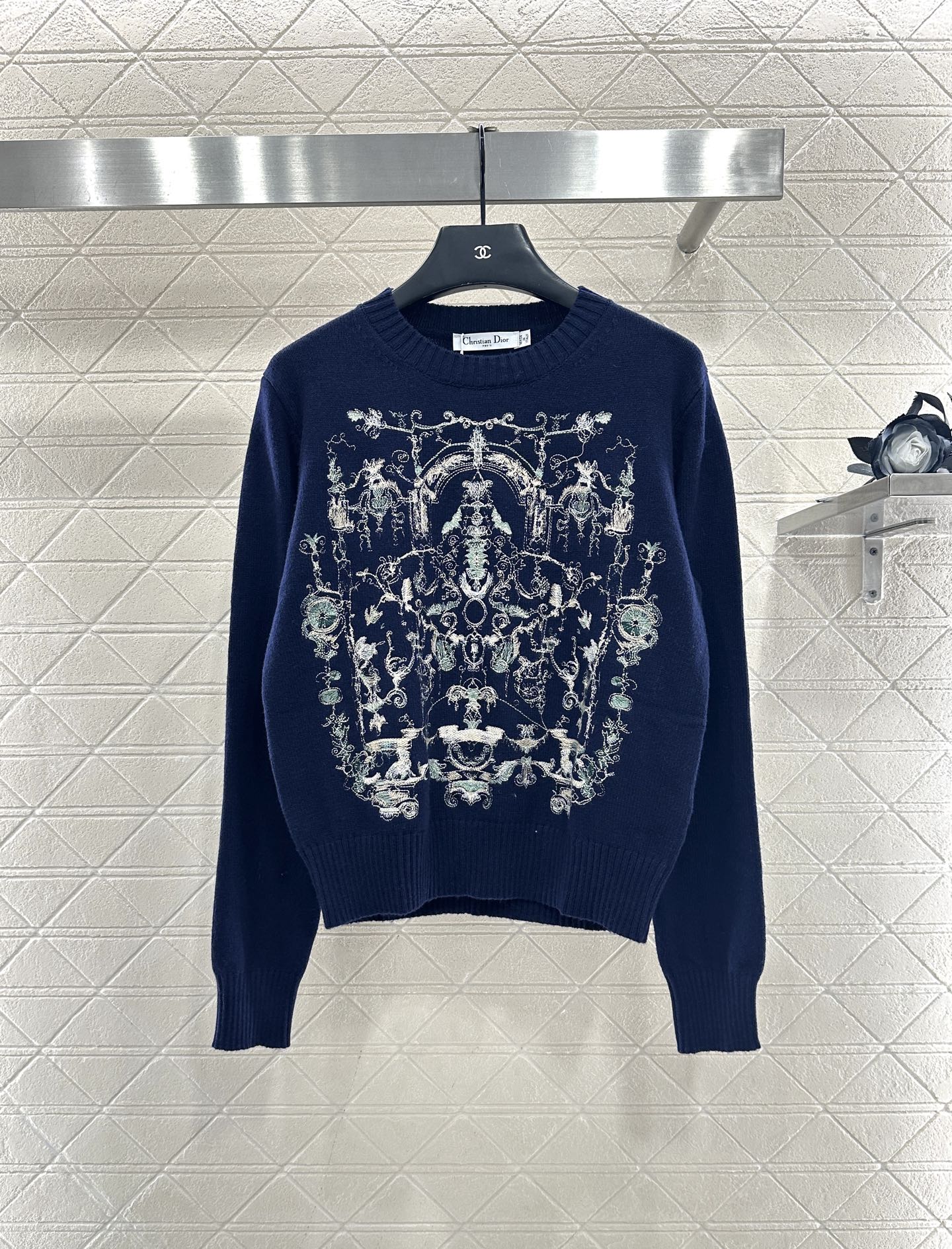 Embroidered knitted pullover sweater