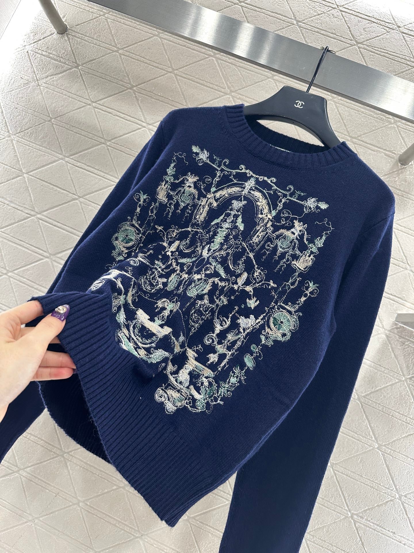 Embroidered knitted pullover sweater