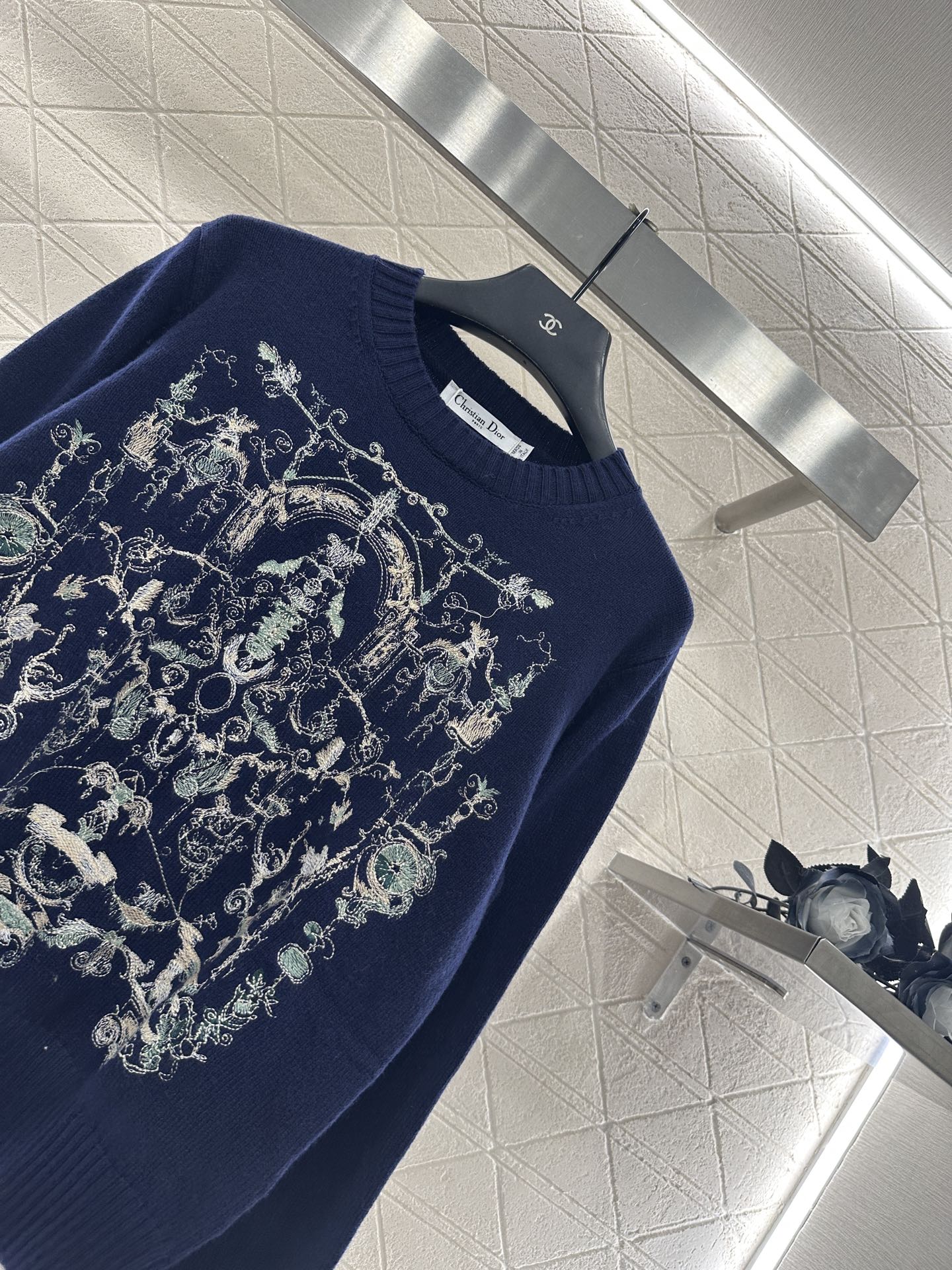 Embroidered knitted pullover sweater