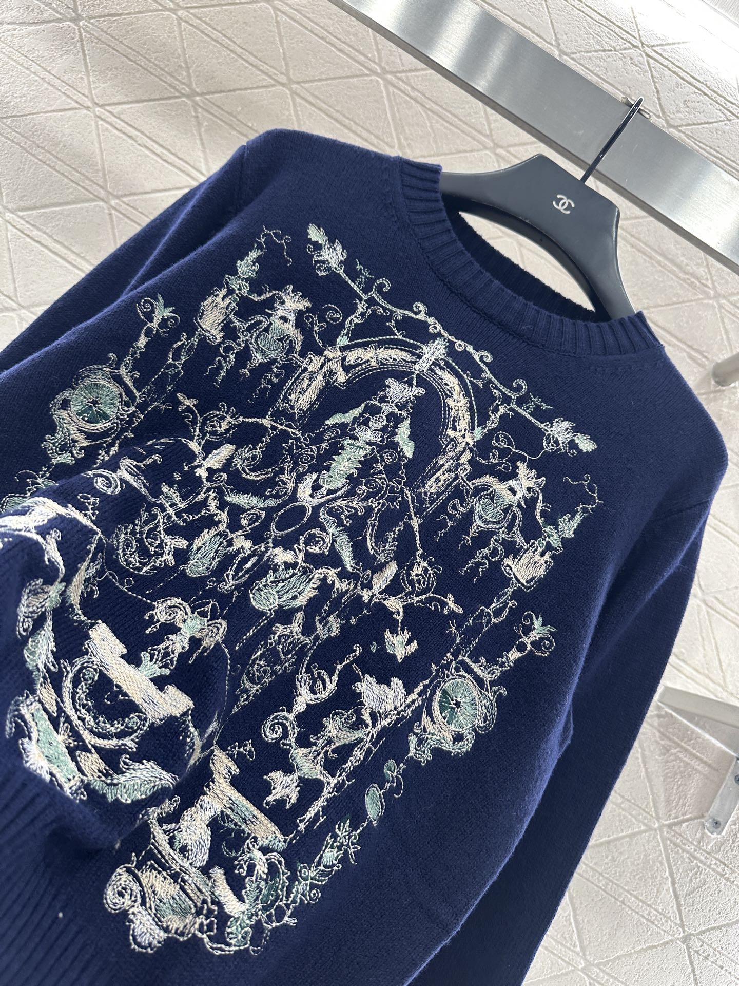 Embroidered knitted pullover sweater