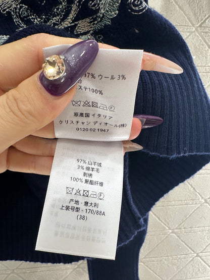 Embroidered knitted pullover sweater