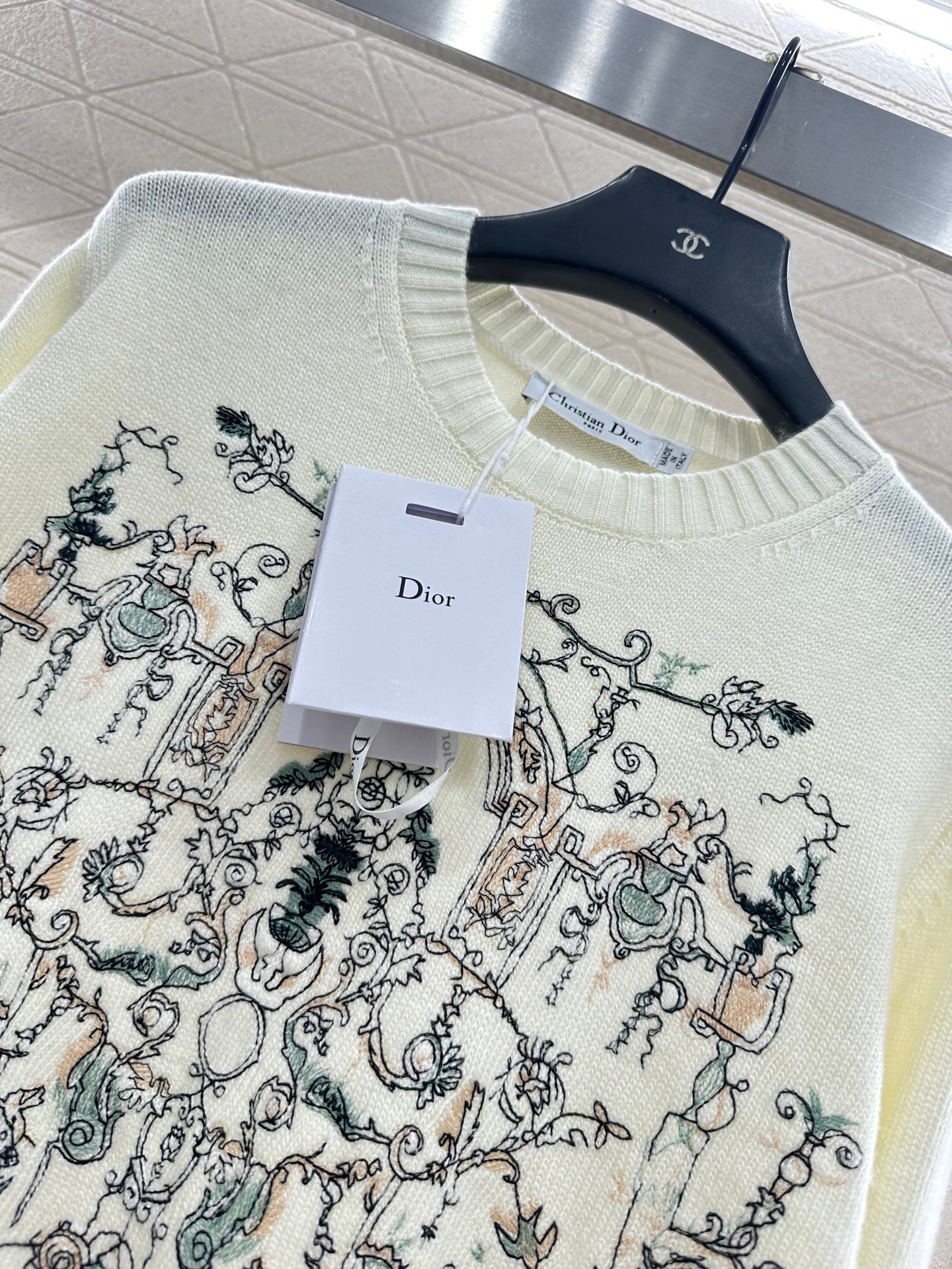 Embroidered knitted pullover sweater