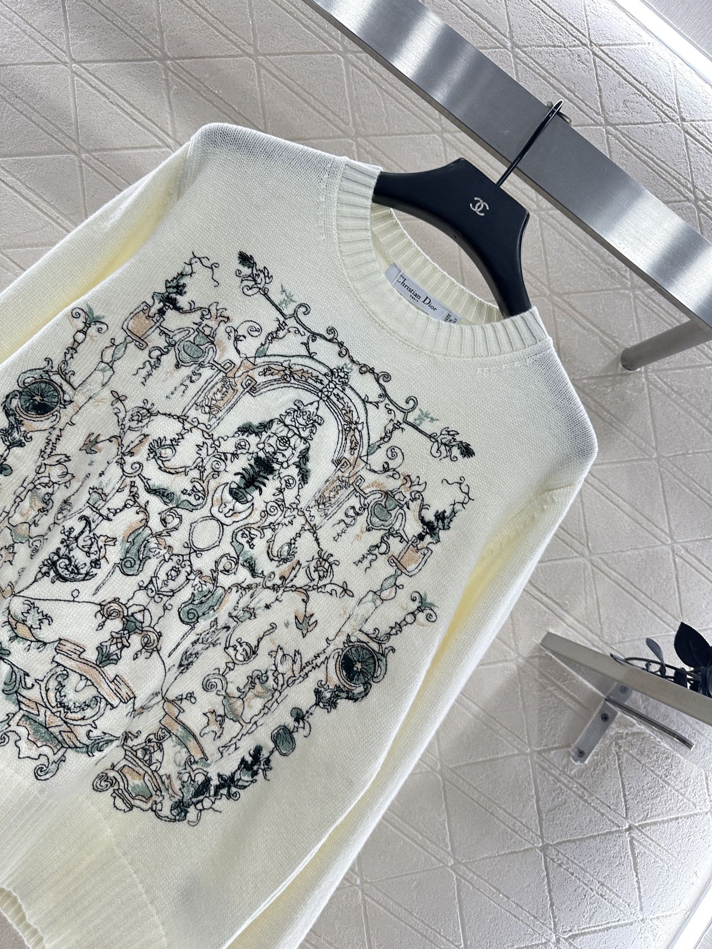 Embroidered knitted pullover sweater