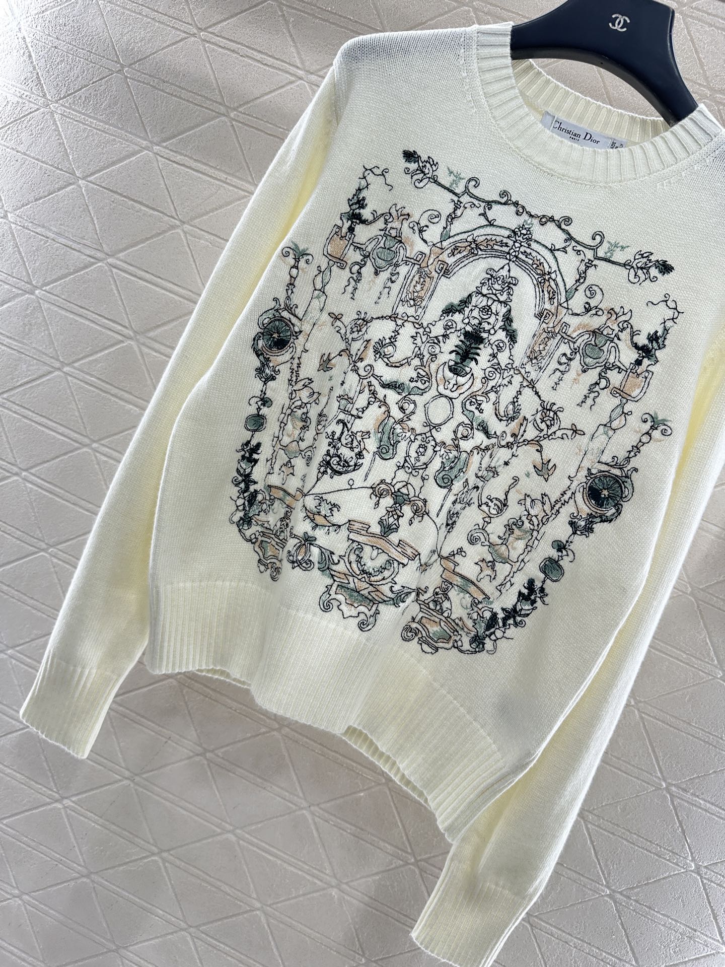 Embroidered knitted pullover sweater
