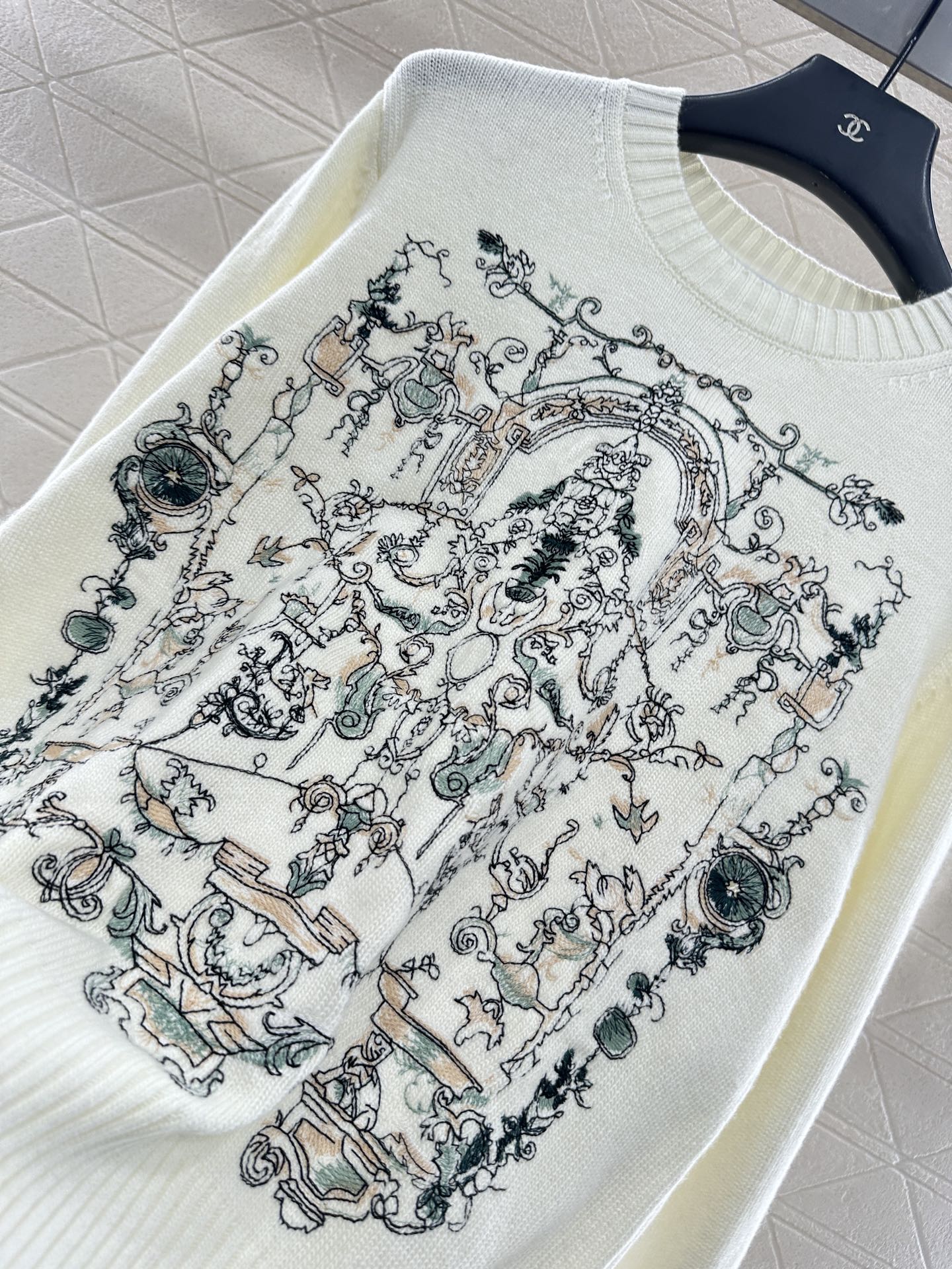 Embroidered knitted pullover sweater