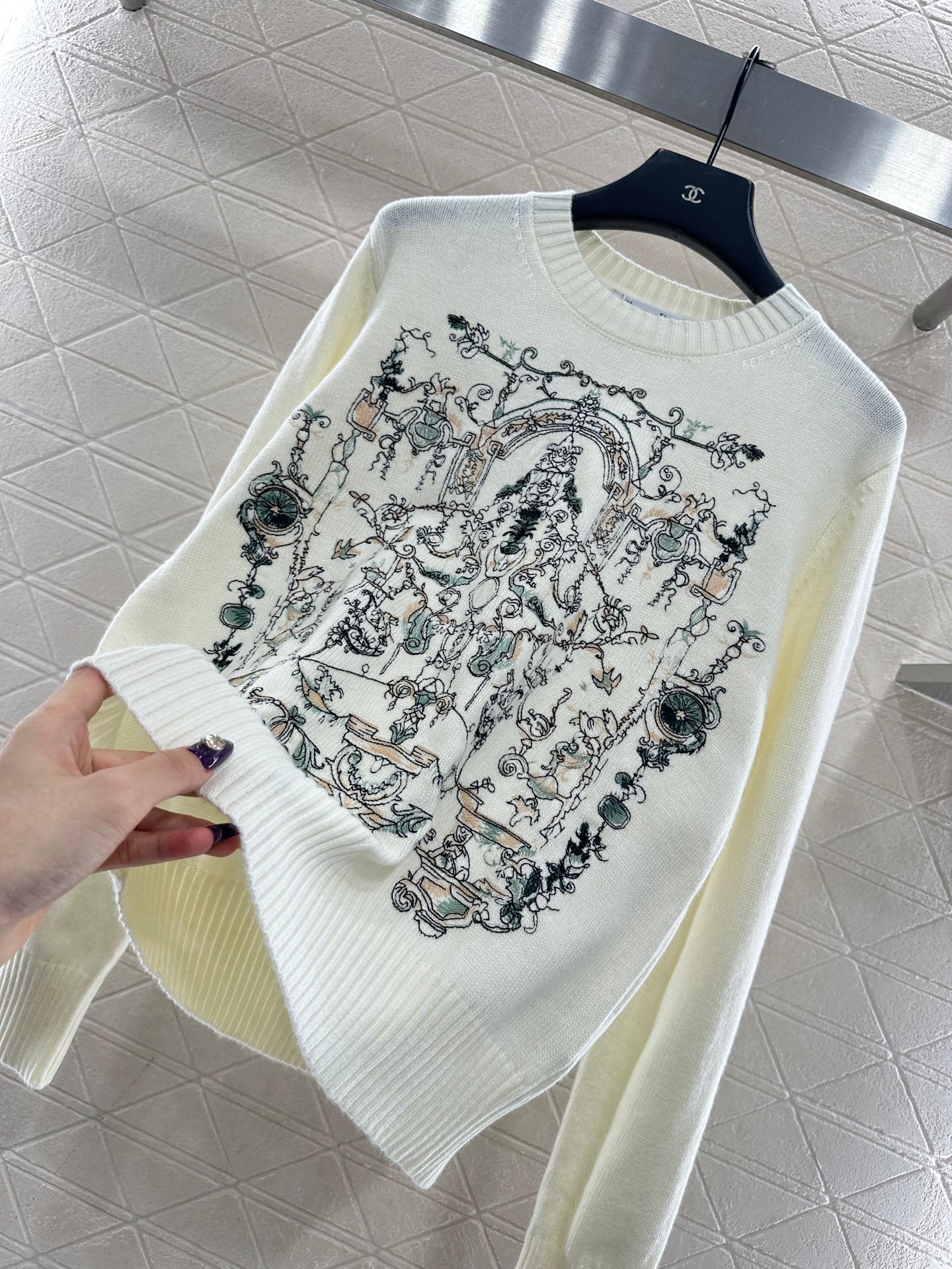 Embroidered knitted pullover sweater