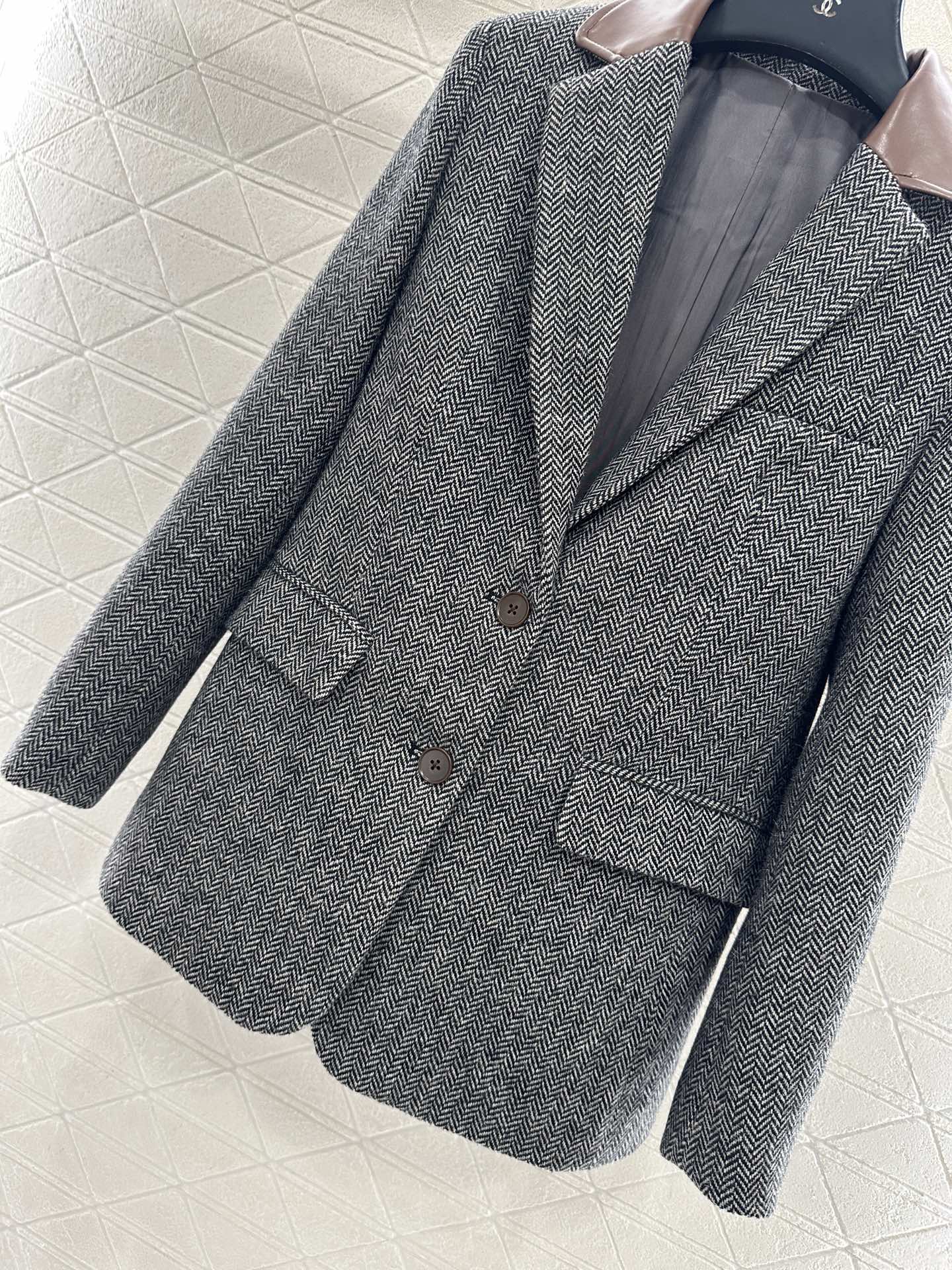 Collar cut leather silhouette suit jacket