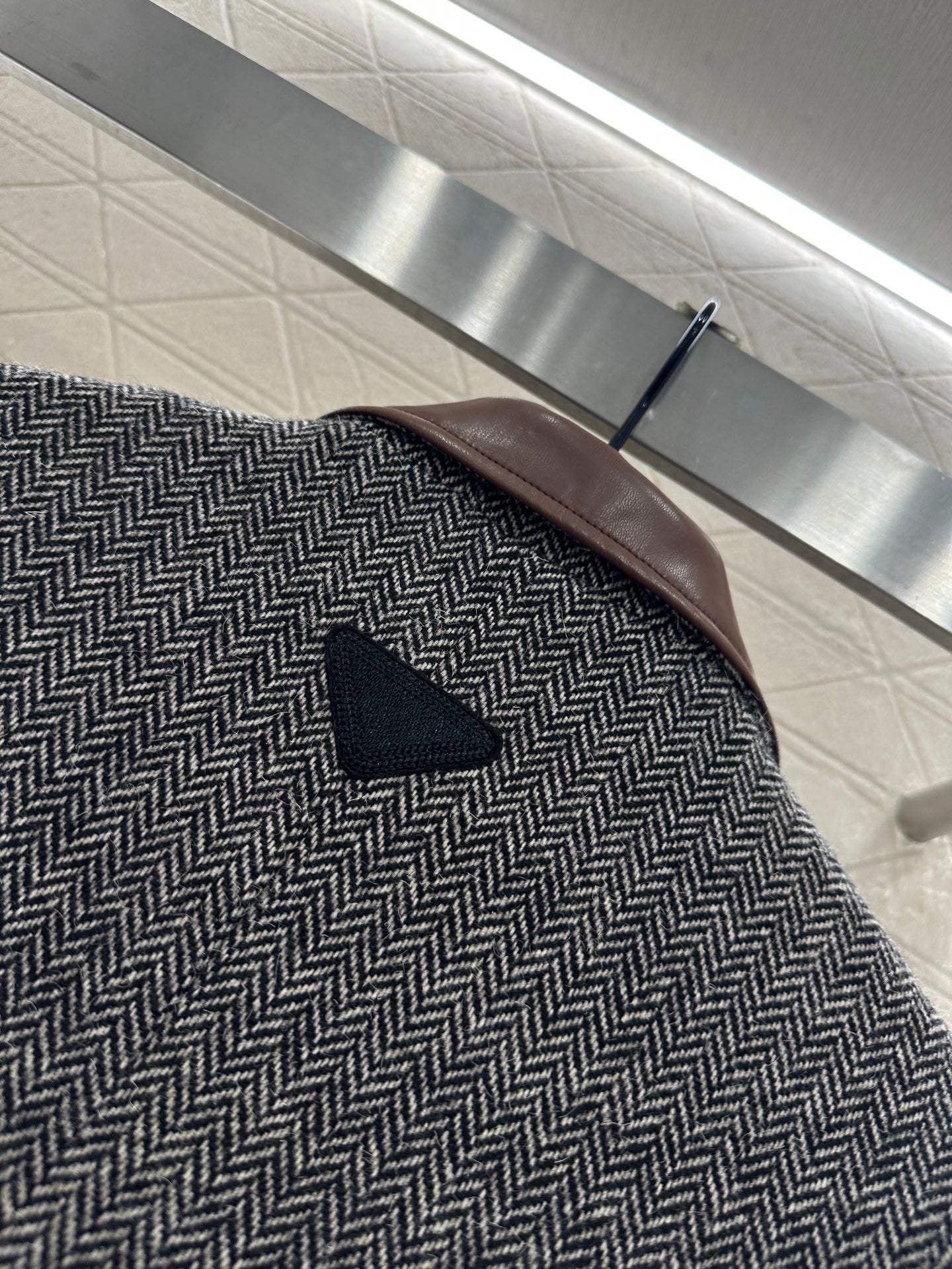 Collar cut leather silhouette suit jacket