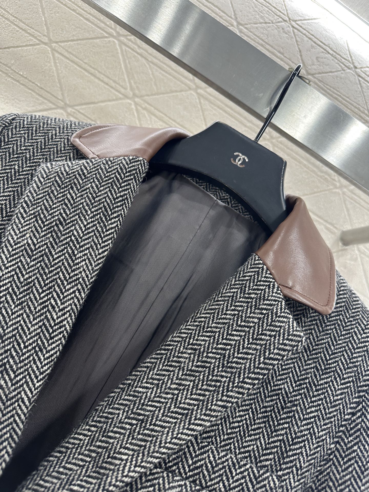 Collar cut leather silhouette suit jacket