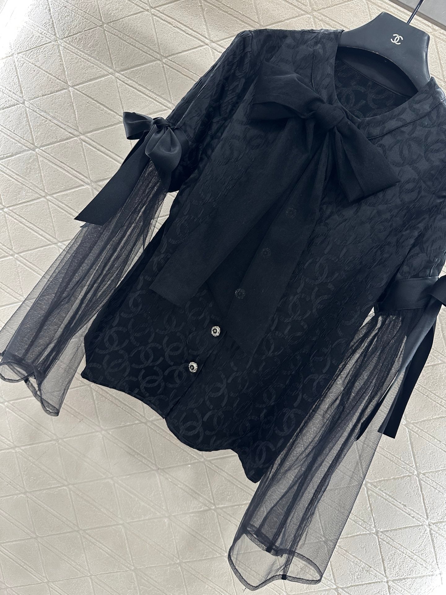 Round neck jacquard bow spliced top