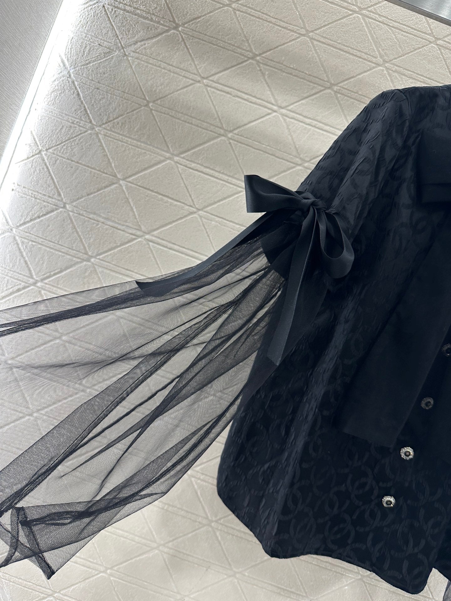 Round neck jacquard bow spliced top