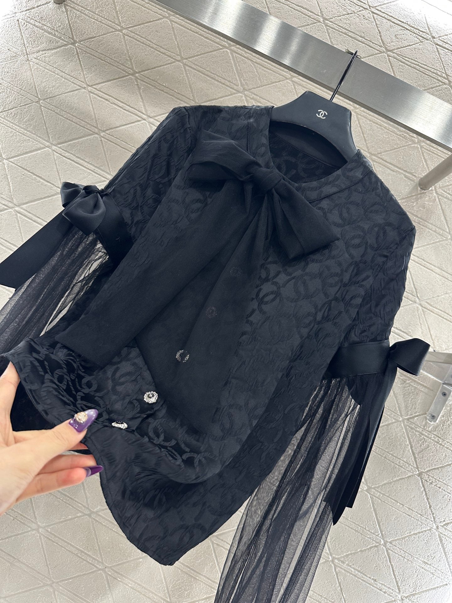 Round neck jacquard bow spliced top