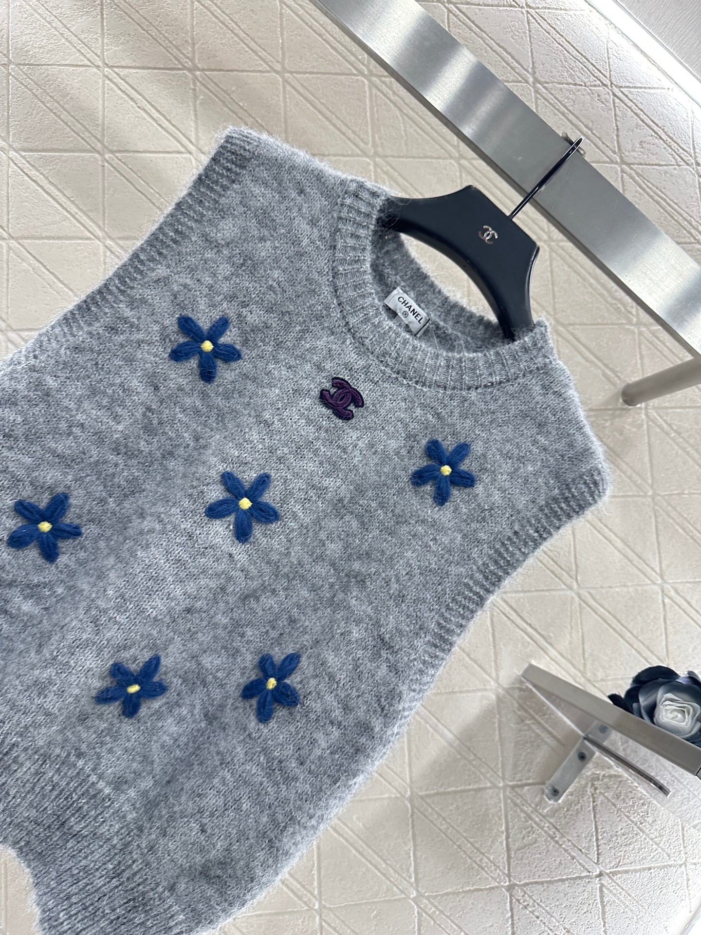 3D flower knitted vest