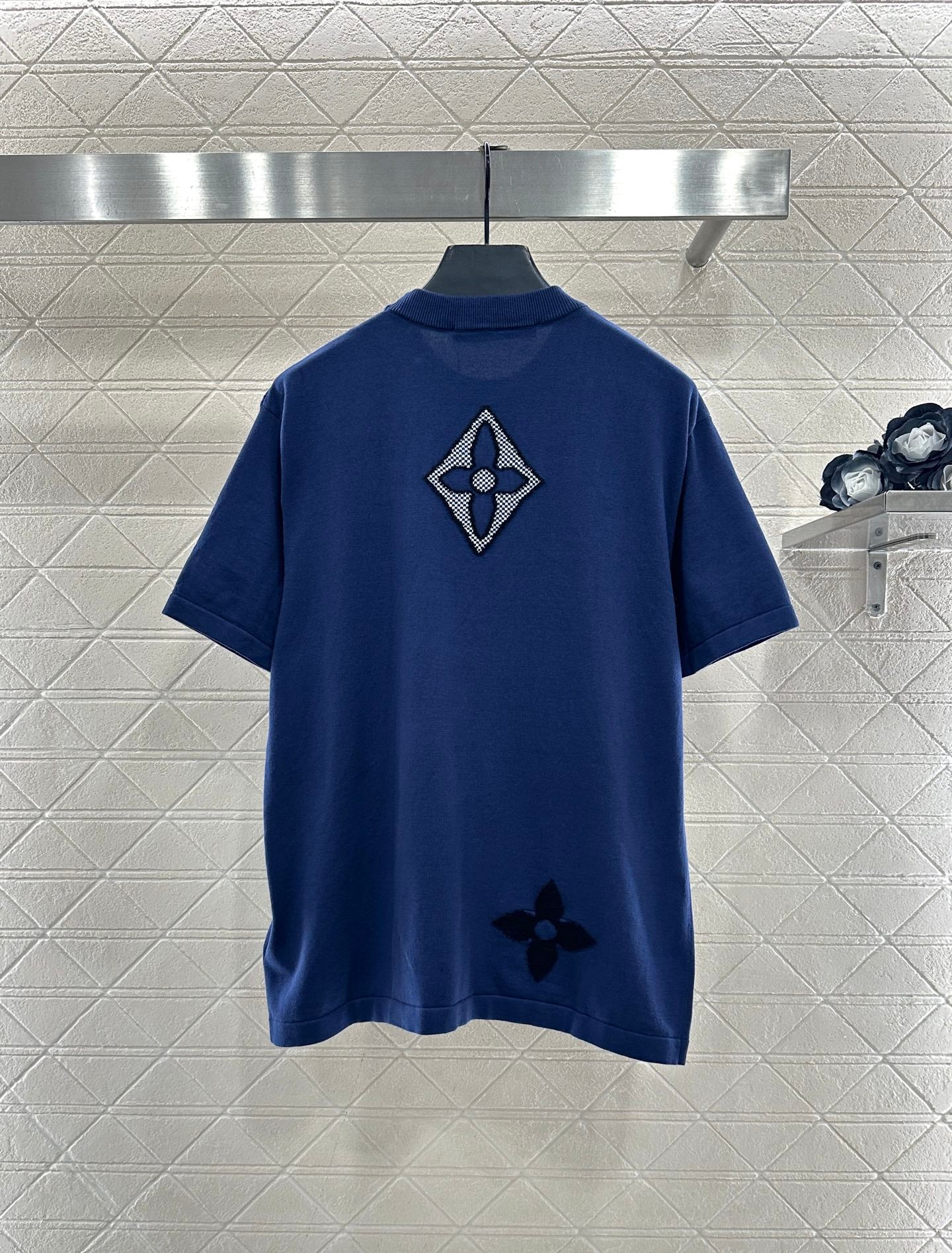 Round neck clover logo short sleeved shirt